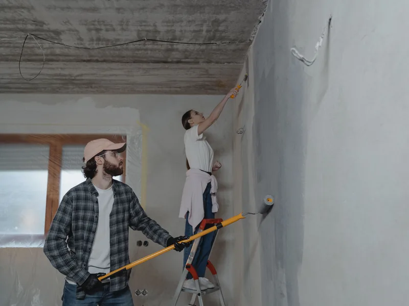 Artisan au travail sur le chantier d'isolation