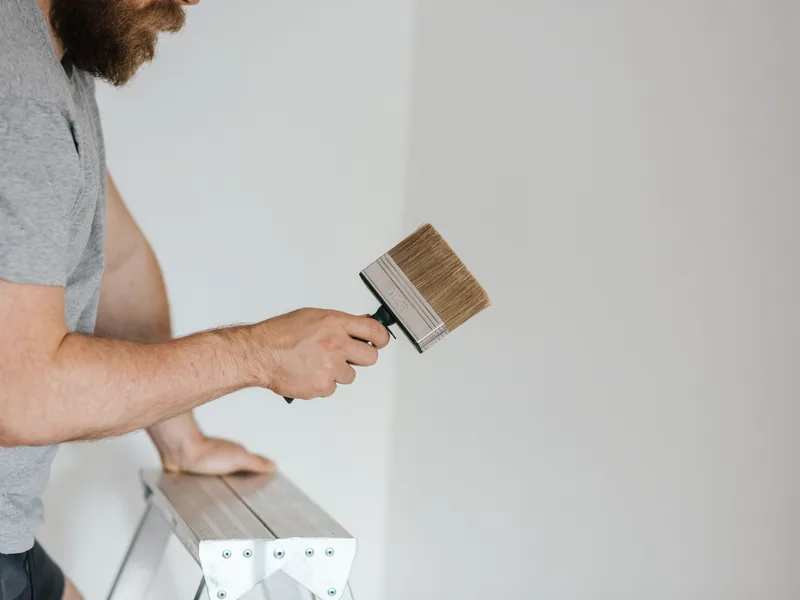 Artisan au travail sur le chantier d'isolation — Grenoble