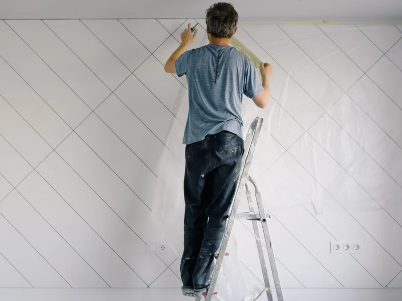 Artisan au travail sur le chantier d'isolation