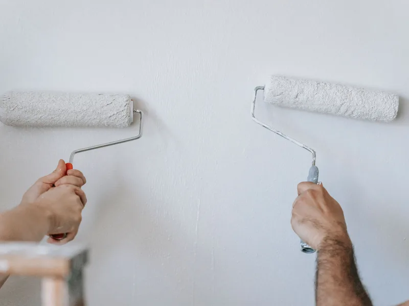 Artisan au travail sur le chantier d'isolation