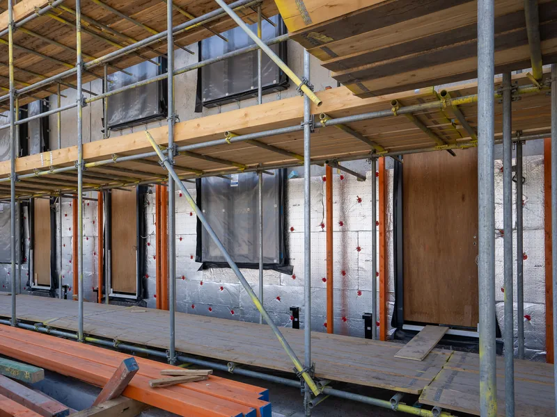 Pose d'un isolant sur paroi et plafond