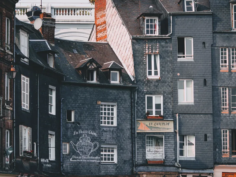 Façade et maçonnerie de soubassement d'une maison — Grenoble