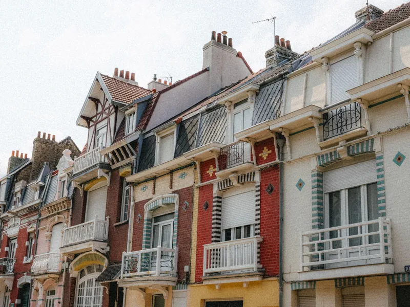 Façade et maçonnerie de soubassement d'une maison